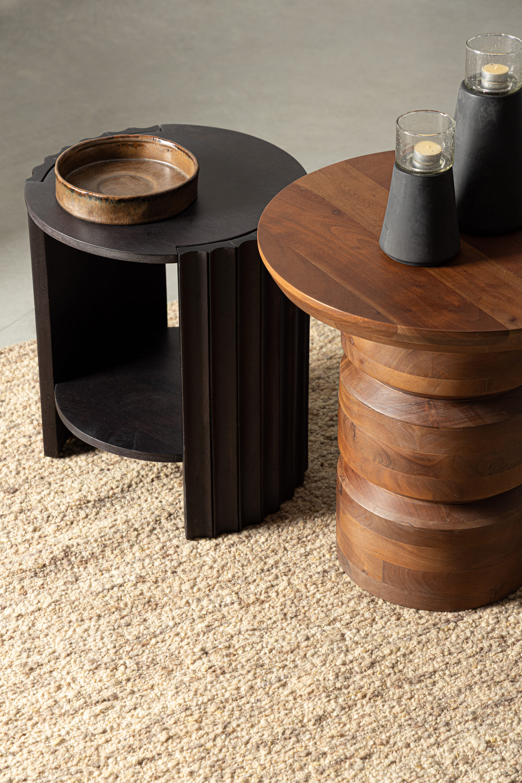 Comodino orissa in legno nero ambientata